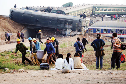 胶济铁路两列客车相撞  70人死亡