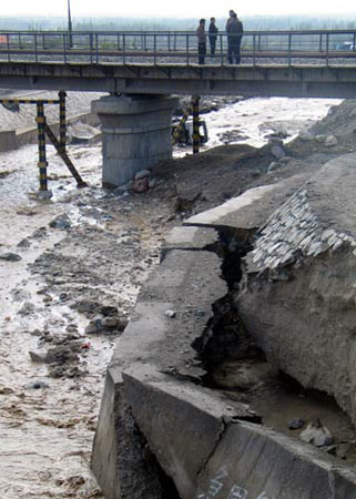 铁路桥附近的防洪渠沿被冲出.