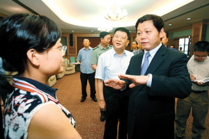 本报记者 薛云麾 摄【本报讯】(记者 崔 霞)昨天晚上,市长许宗衡在