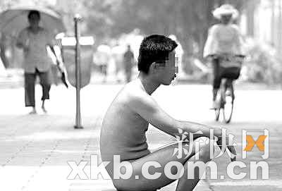 裸男为抵赌债街头大摆造型