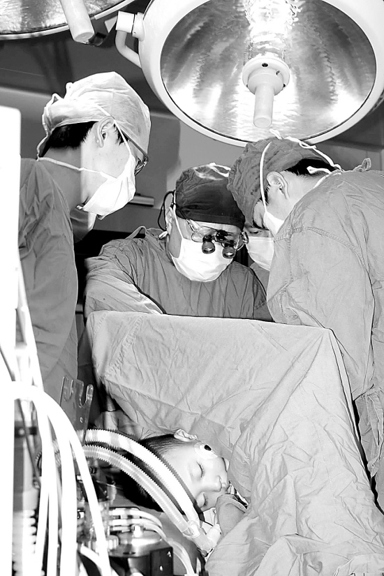 7月9日,西安唐都医院为敬礼娃娃郎铮成功实施了左侧桡神经探查手术