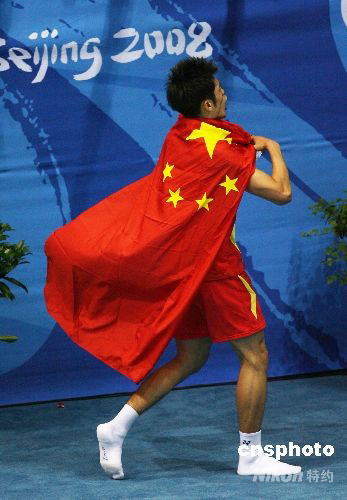 图:中国选手林丹获奥运羽毛球男单冠军_新闻中心_新浪网