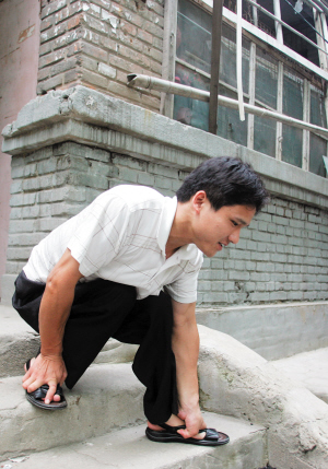 新报讯【记者 王渐 15302112013】自小患有小儿麻痹的残疾男青年在