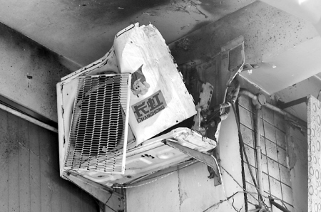 长虹空调室外机爆炸砸伤一店员头部