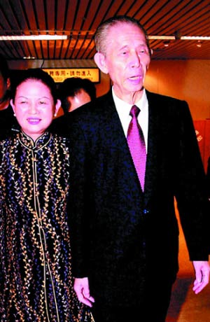 台湾朝野政要陆续前往王永庆灵堂吊唁图