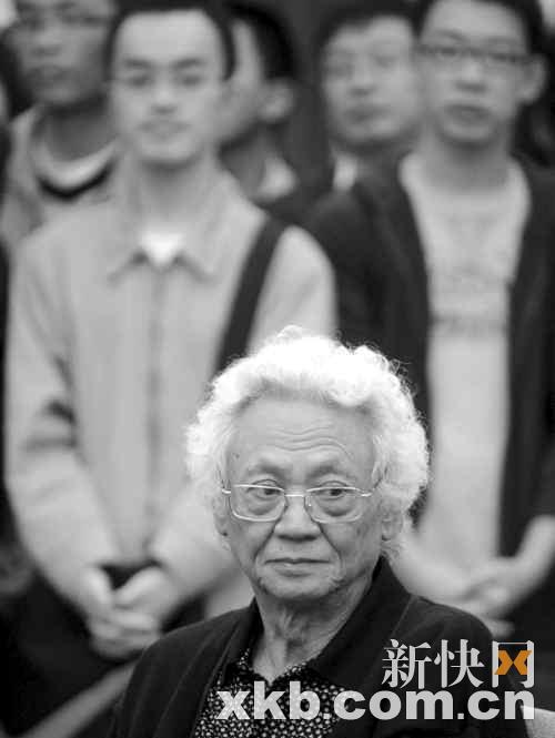 张五常中大开讲挤爆场_新闻中心_新浪网