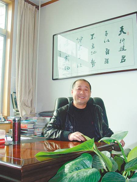 11月28日,富平县委组织部副部长张新庄(右)在一位拟选拔干部家中了解"