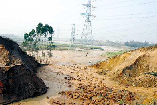 雷州青年运河东海河灌渠平岭段河床发生坍塌,造成运河决堤口宽80米