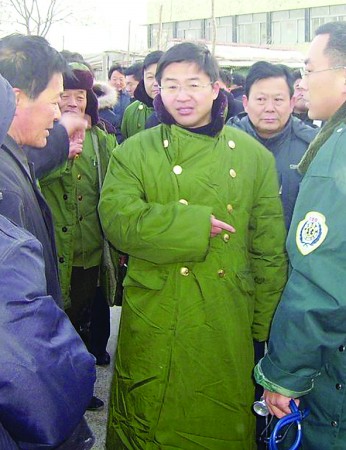 险九渔民夜困冰湖急齐驰援转危为安