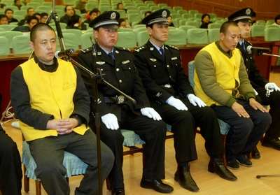 被告人张玉军(左一),张彦章(右二)出庭受审.新华社发