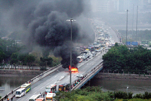 越野车爆炸 广州大桥瘫痪