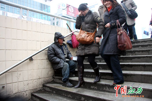 八一广场恐怖乞丐舒相贵的身世之谜组图