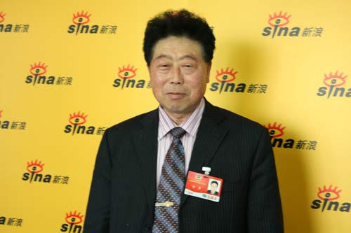 全国人大代表王元成中国青年报记者刘畅与全国政协委员许雷,全国人大