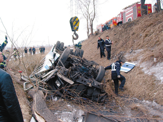 3月12日6时10分左右,在苏家屯区双台子跨线桥的引桥上发生一起车祸