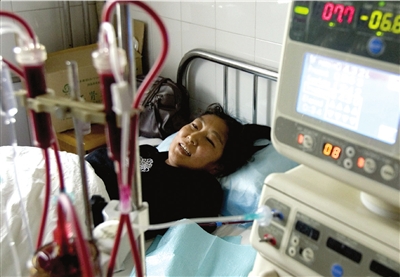 本报记者蒲东峰摄本报讯(记者张巍华)本报日前曾连续报道了10名尿毒症