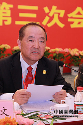 台企联常务副会长何世忠向大会做财务工作报告(中国台湾网 李徽 摄)