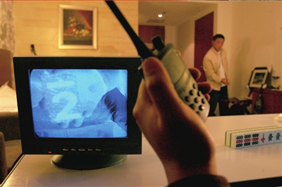 国内新闻 > 正文   高阁将扑克背面对向立在桌上的壁画,上面上的记号