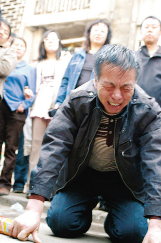 父亲跪网吧:放了孩子吧
