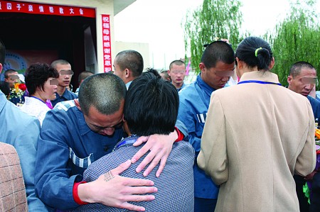 上午,济宁监狱邀请服刑人员的母亲走进监狱,与正在服刑的孩子们共度