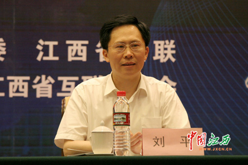 省新闻出版局副局长刘平出席报告会.(江西网实习记者 许嘉 摄)