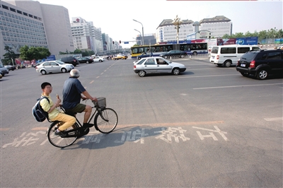 "死亡叉口"优先考虑行人安全