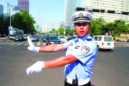 "微 笑大使"示范站岗