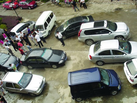 汽车堵门_新闻中心_新浪网