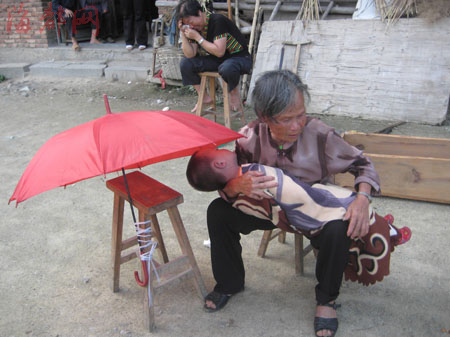 闽侯:地基大坑雨天积满水 两岁男孩溺亡