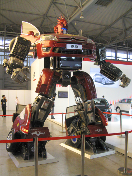 机器人"车模"招人爱