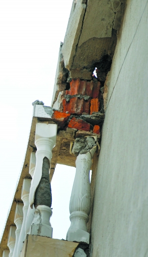 盖好三年不到 小楼两遭雷击