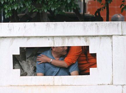 8旬老倌"迷恋"河边按摩女的摸来捏去