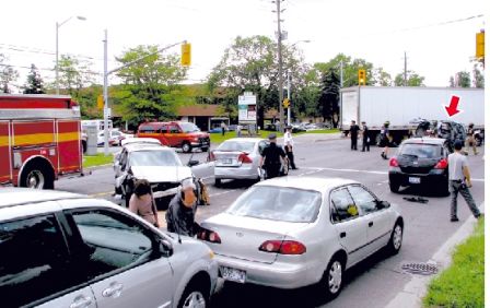 疑行驶中病发或分心 加华裔老翁酿七车连撞(图)