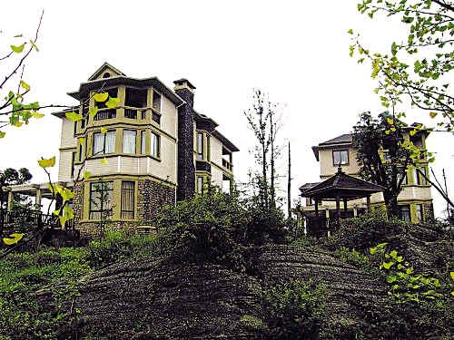 重庆涉黑司法局长 资产近亿房产八处