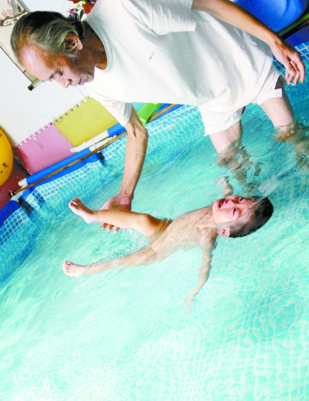 一岁半就下海 这简直是哪吒