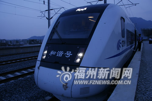 温福铁路动车组亮相试运行 最高时速达到292公里 温福铁路