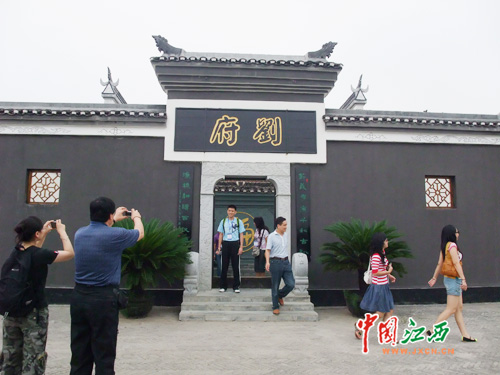 媒体记者在刘府大院合影留念(江西网记者  李 倩 摄)