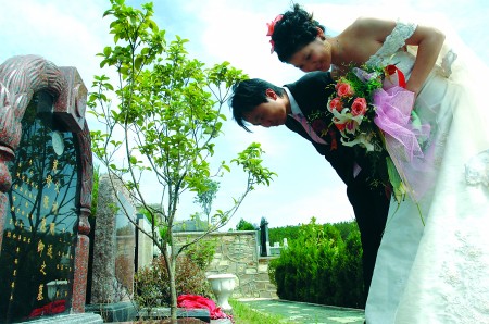 两对新人墓地成婚