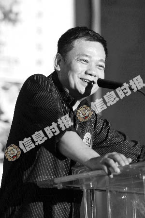 昨日的漫画家大会,漫画大师黄玉郎在会上演讲.信息时报记者 龙成关 摄