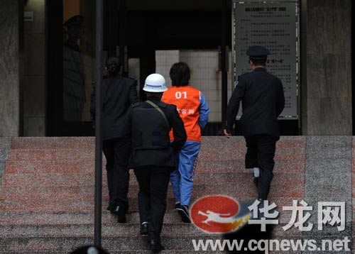 谢才萍被押解到法庭万难 摄