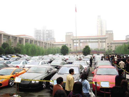打黑成果汇展黑老大座驾没一辆下百万