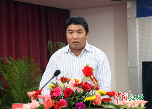 客商代表江西国宏化工有限公司董事长汪国良在会上发言.