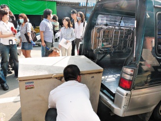 基隆检察官郑雅方(右三,手拿文件者)今早到资源回收场了解冰柜女尸案