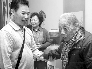 国内新闻 > 正文     10月25日,当已故黄远将军的遗孀王超英老人把