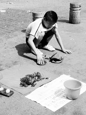 10岁男童街头卖艺