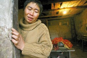 13岁男孩被挂屋梁离奇死亡穿红裙脚捆秤砣