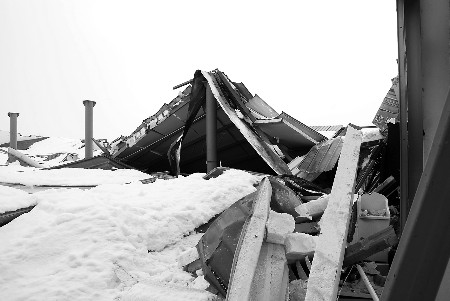下雪导致彩钢房塌了图片