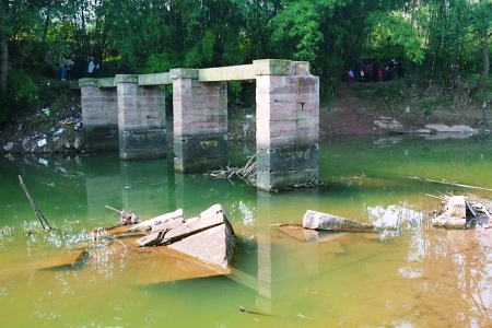 桥断无人修 老翁扎木筏