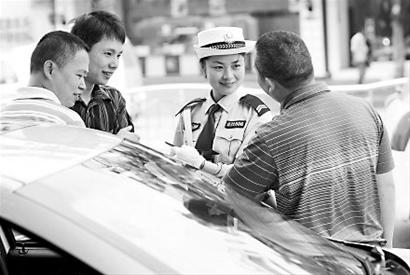 榜单类型:感动榜上榜理由:成都市交警四分局胡玲,因一段执法半小时