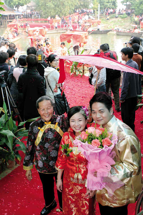 万人空巷看复古式水乡婚礼 观众长见识