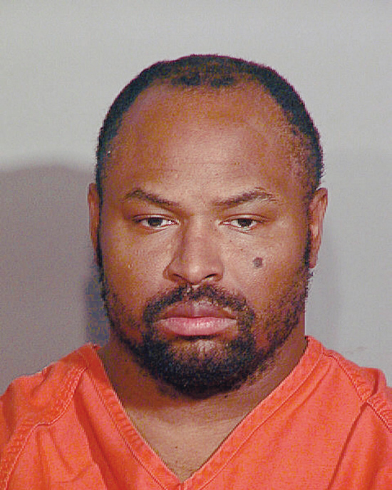 男警官和一名女警官正在位于华盛顿州莱克伍德城的福尔扎咖啡馆里上网